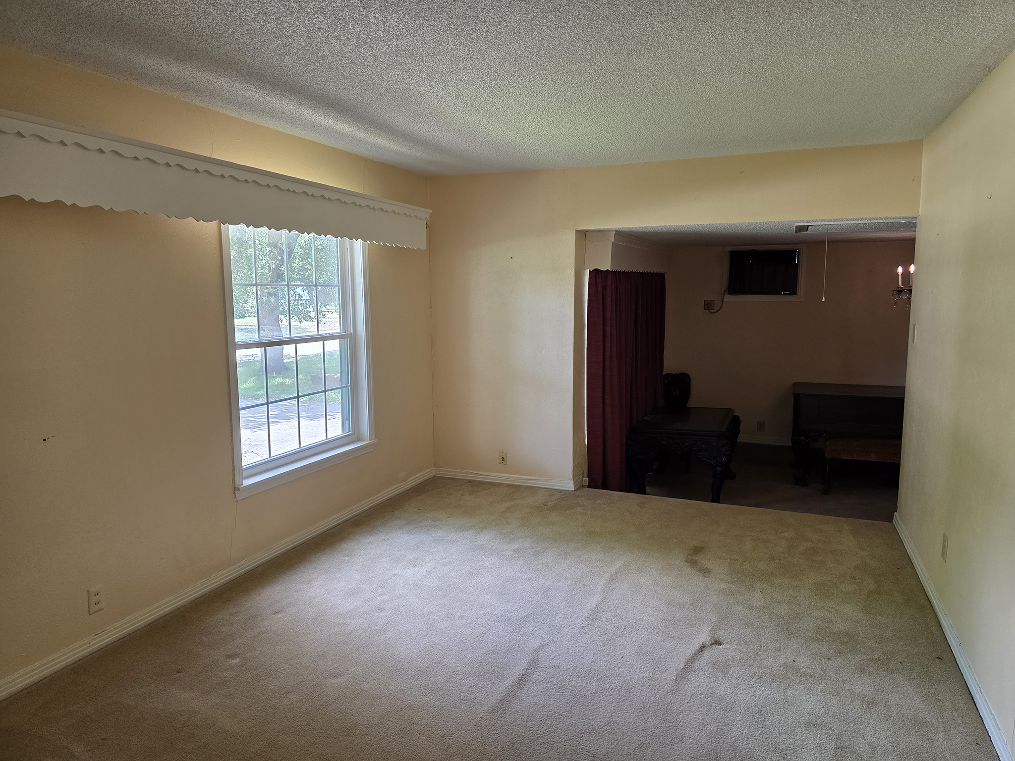 Living room at 10436 Hermosa Drive in Dallas